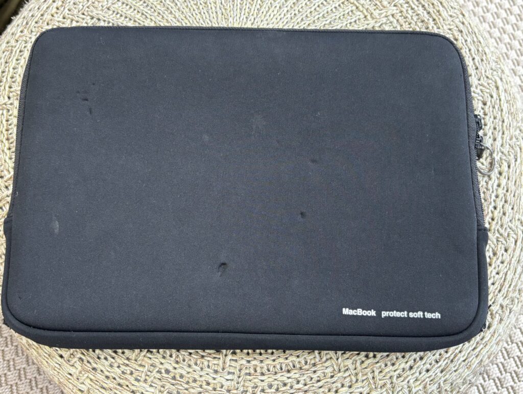 「見てください、この無数の傷。もしケースに入れていなかったら、これ全部MacBook本体に刻まれていた傷です。」