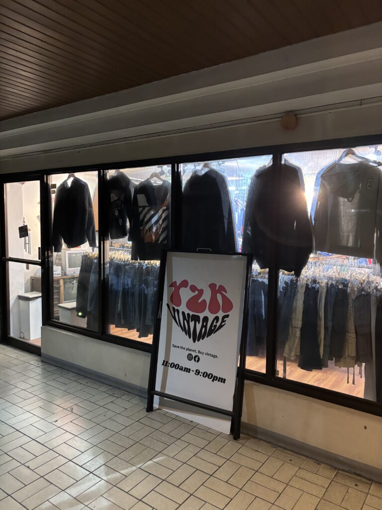 セブ島の「y2kVINTAGE」。ここはゴミ山を漁るスタイルではなく、しっかりセレクトされた良質な古着が並ぶ。BAPEなどのストリート系も見つかる穴場。