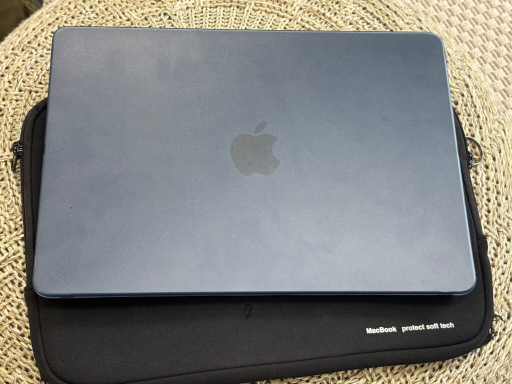 「家ではクリアケース、持ち運びはこのインナーケース。このセットアップが、リセールバリューを守る鉄壁の布陣です。」