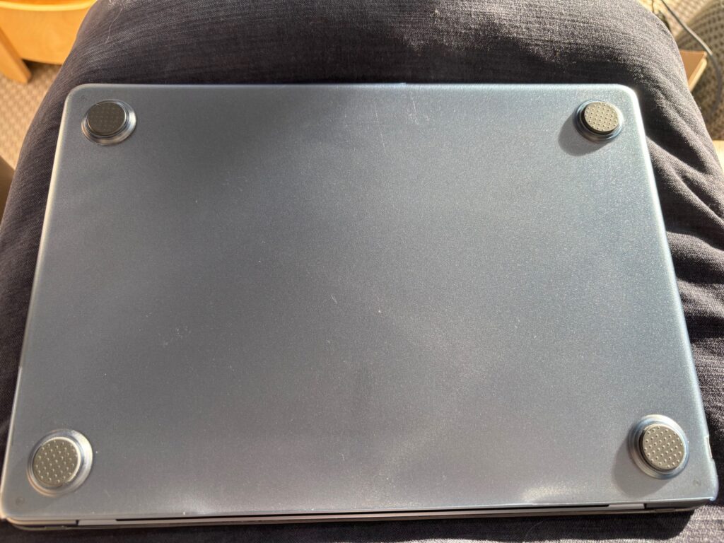 「傷がつきやすい底面や角もこの通りピカピカ。クリアハードケースとインナーケースの『二重防御』の効果は絶大です。」