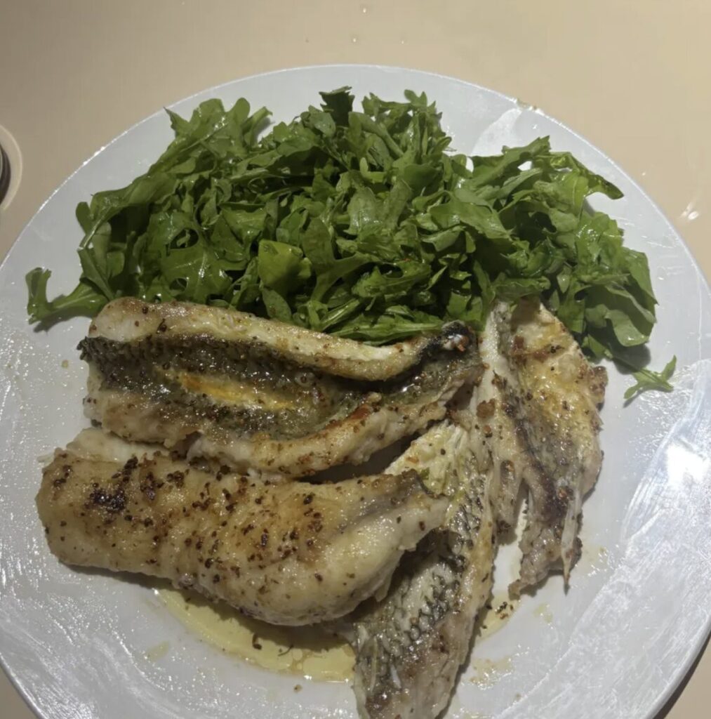 釣った魚を調理した自炊ごはん